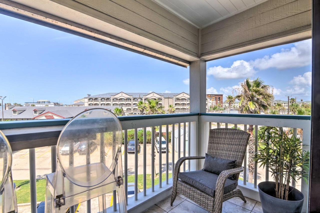 With Oceanfront Views And 2 Pools Apartment