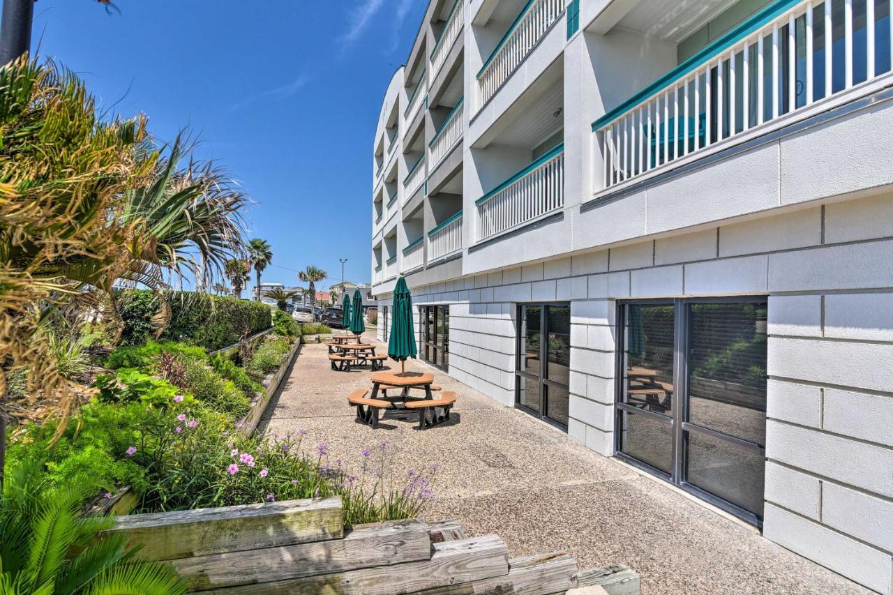 With Oceanfront Views And 2 Pools Apartment *